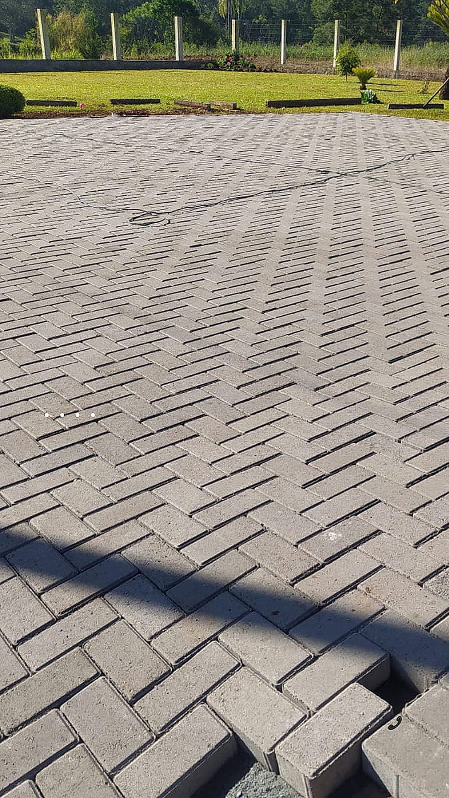 Pavimentação intertravada executada com pavers Paverssul