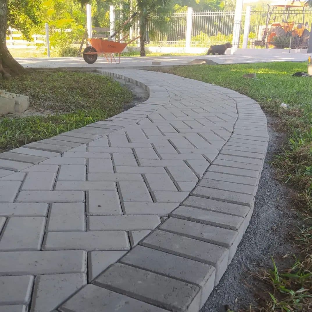 Pátio pavimentado com pavers de concreto
