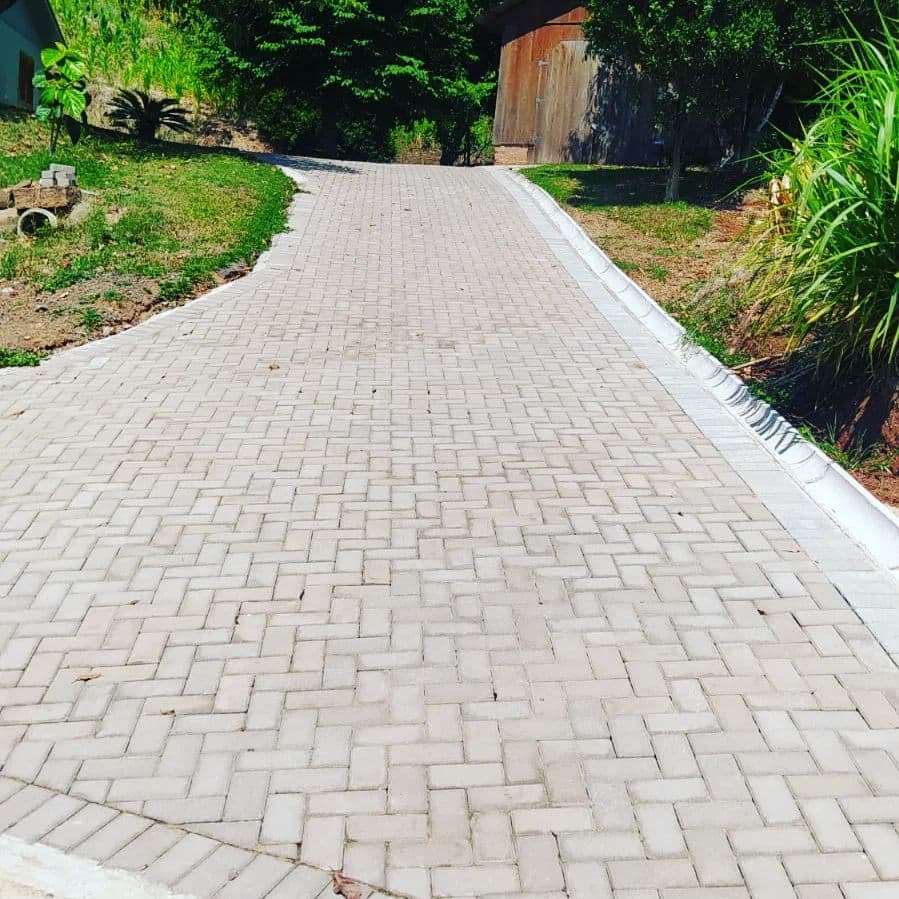Acesso pavimentado com blocos intertravados